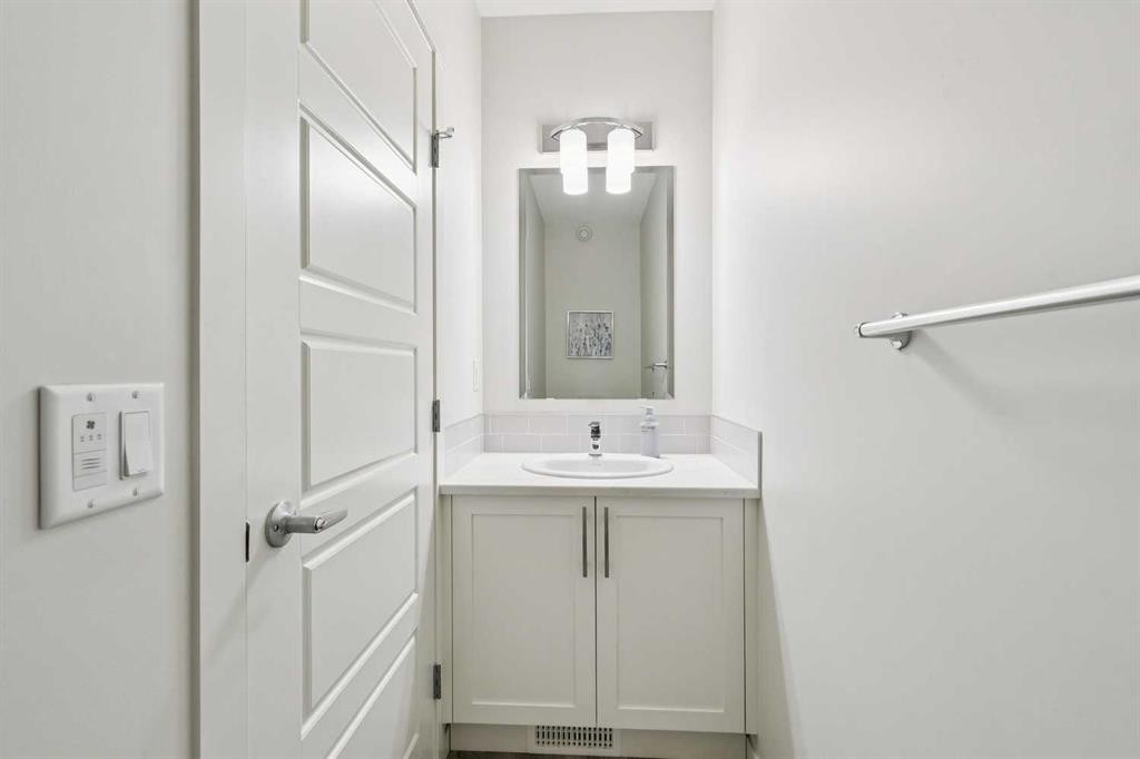 201 Vantage Drive, Cochrane, AB - Indoor Photo Showing Bathroom