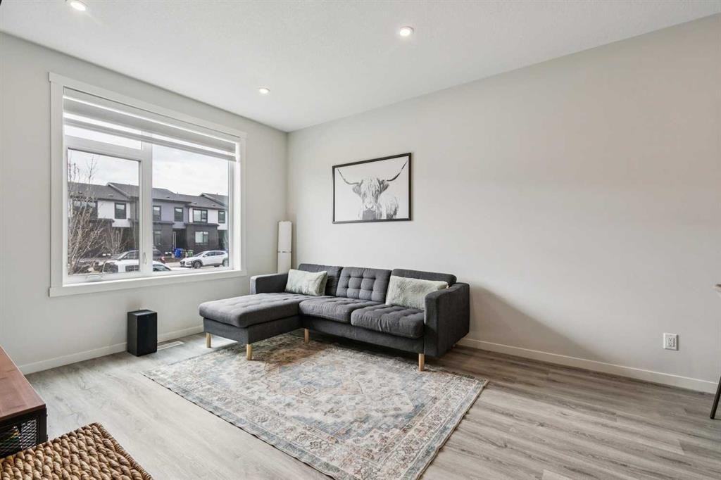 201 Vantage Drive, Cochrane, AB - Indoor Photo Showing Living Room