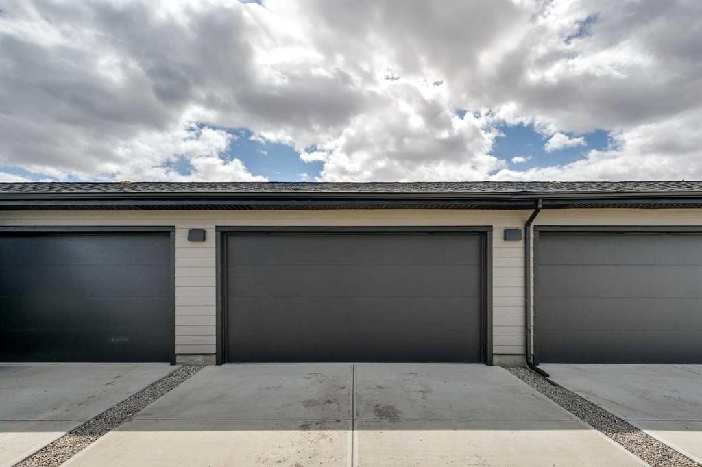 201 Vantage Drive, Cochrane, AB - Outdoor