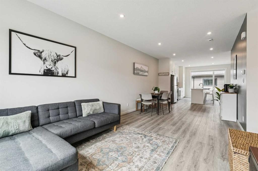 201 Vantage Drive, Cochrane, AB - Indoor Photo Showing Living Room
