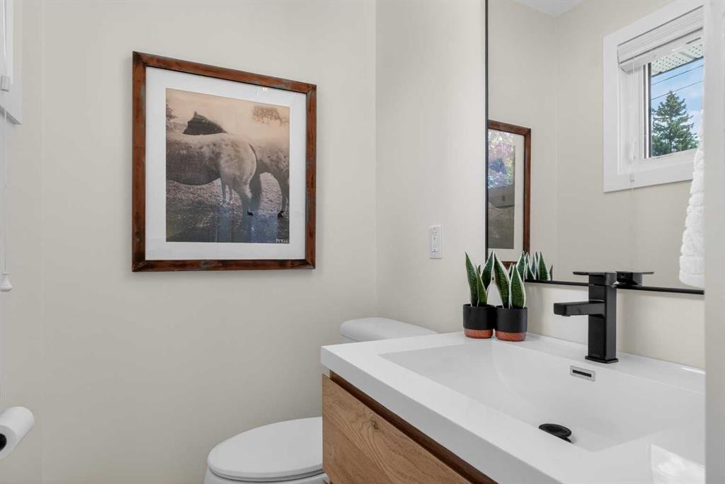 332 Wascana Crescent Se, Calgary, AB - Indoor Photo Showing Bathroom