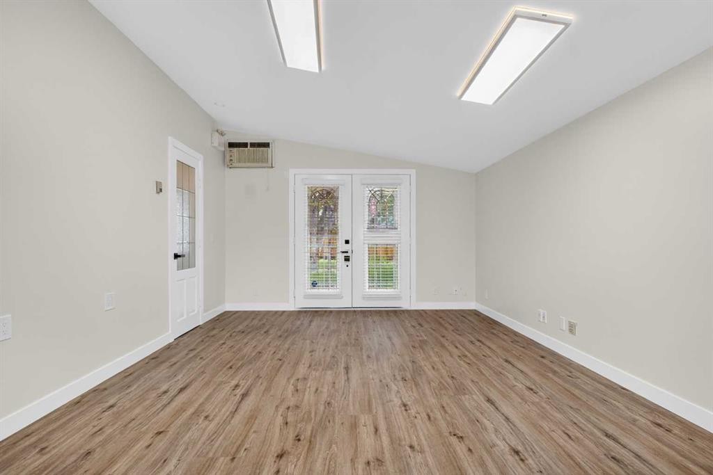 332 Wascana Crescent Se, Calgary, AB - Indoor Photo Showing Other Room
