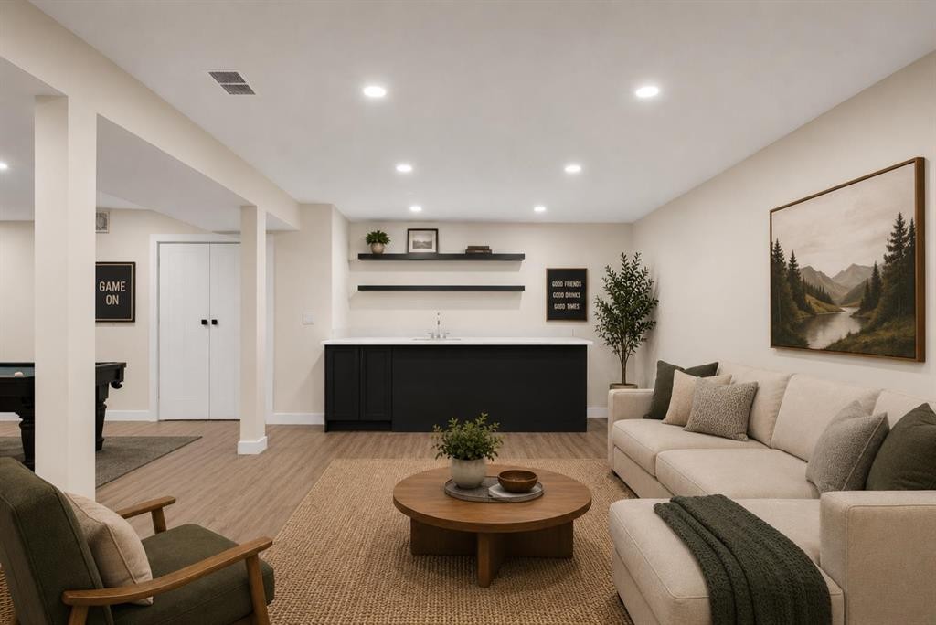 332 Wascana Crescent Se, Calgary, AB - Indoor Photo Showing Living Room