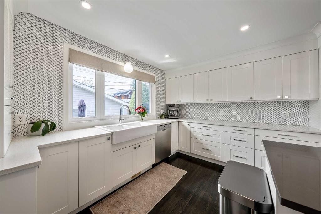 6007 34 Street Sw, Calgary, AB - Indoor Photo Showing Kitchen