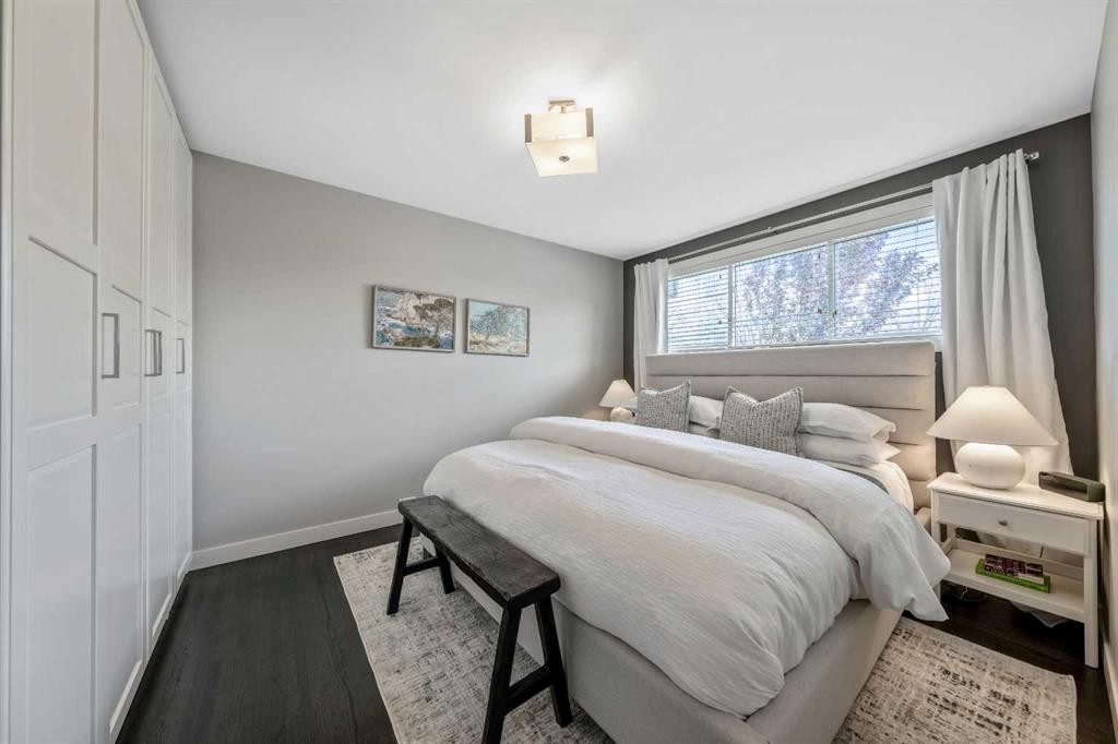 6007 34 Street Sw, Calgary, AB - Indoor Photo Showing Bedroom