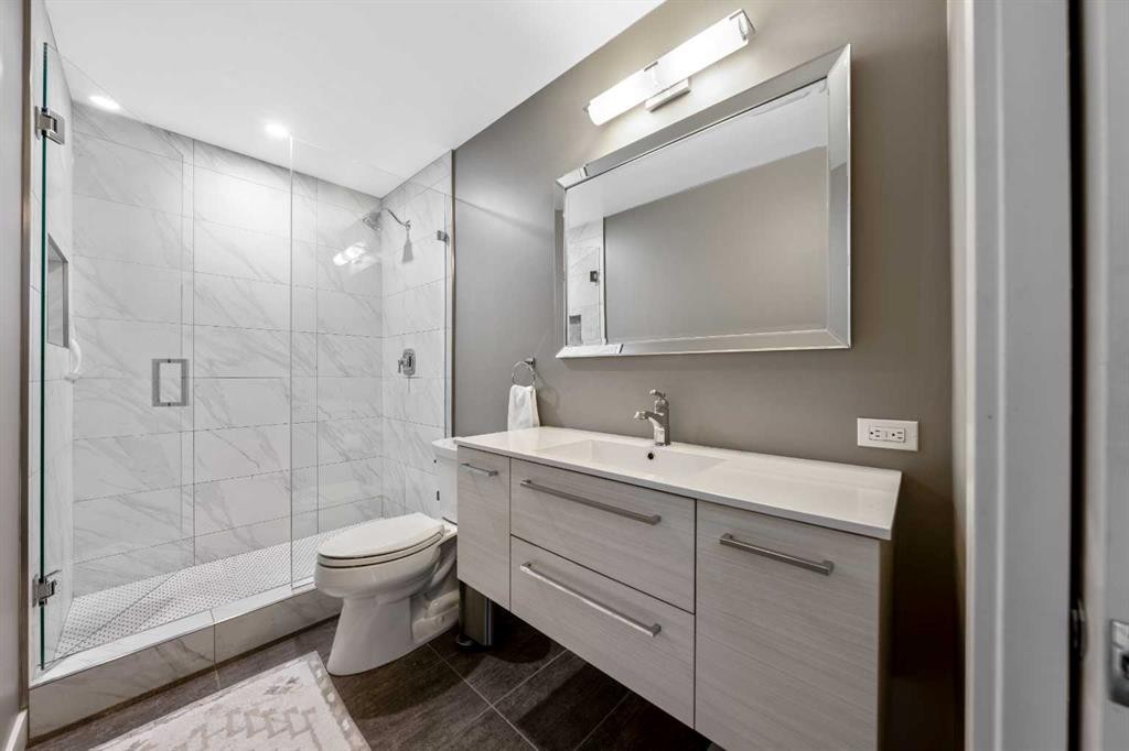 6007 34 Street Sw, Calgary, AB - Indoor Photo Showing Bathroom