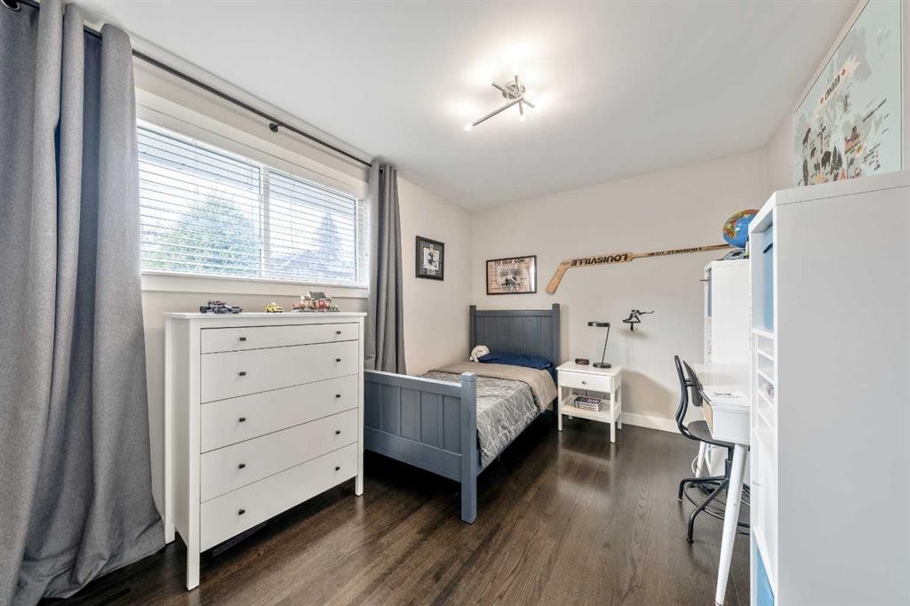 6007 34 Street Sw, Calgary, AB - Indoor Photo Showing Bedroom