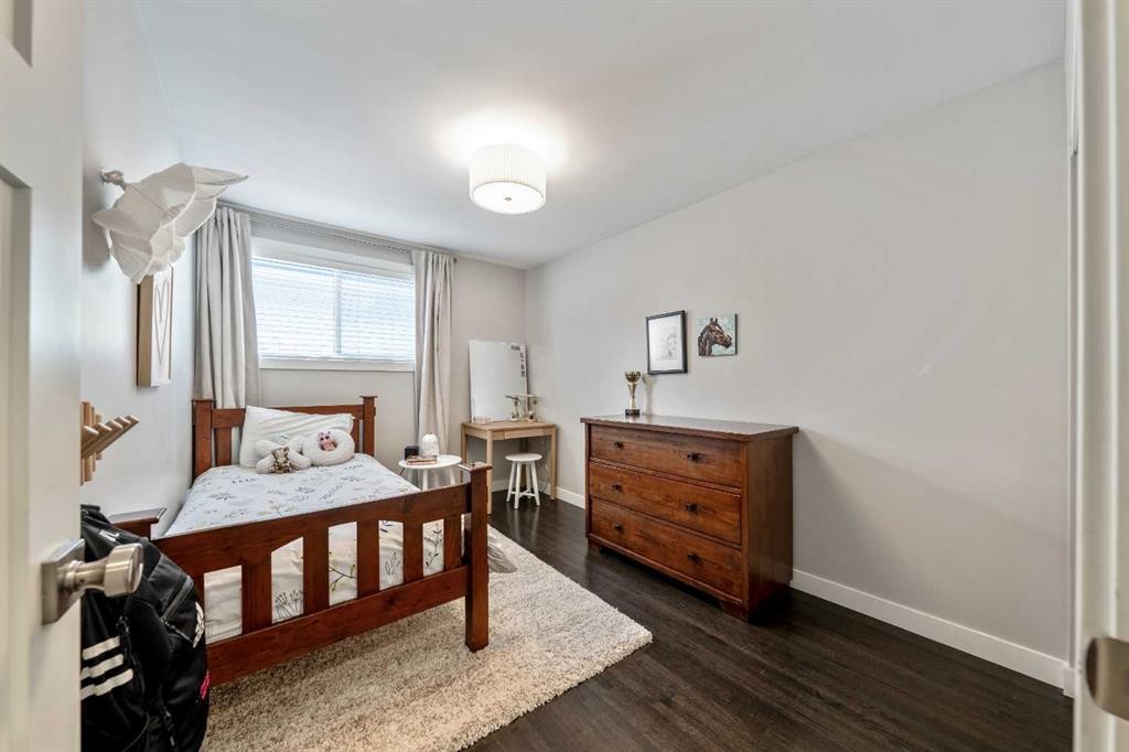 6007 34 Street Sw, Calgary, AB - Indoor Photo Showing Bedroom