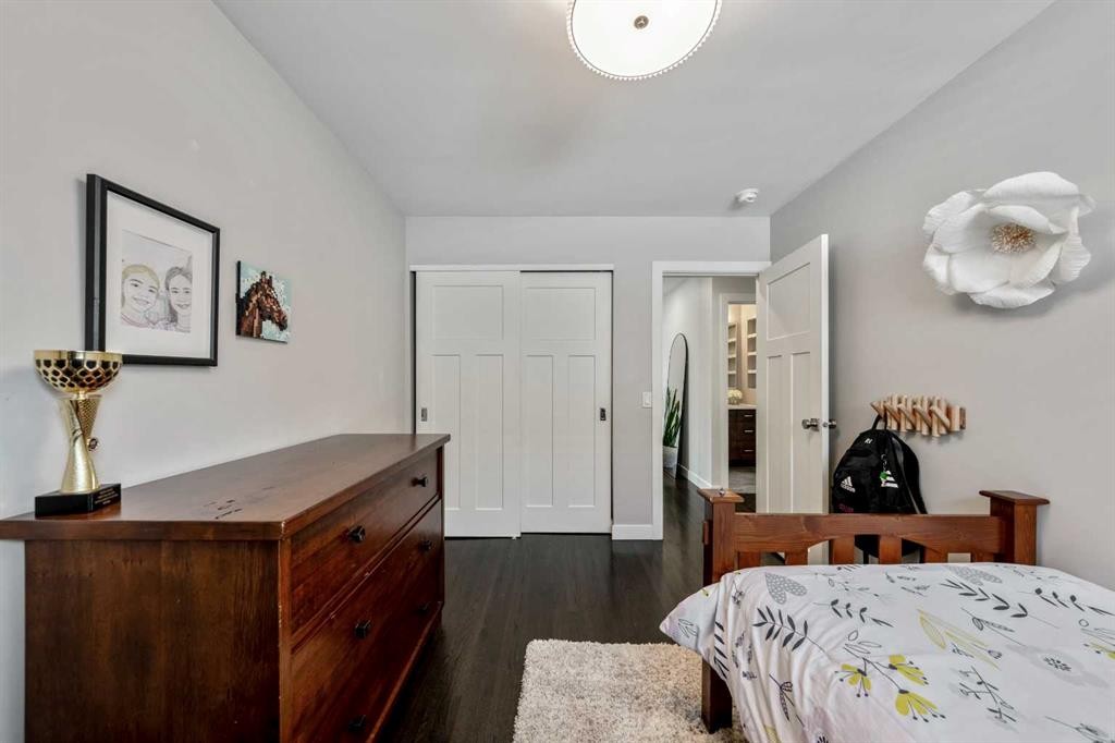 6007 34 Street Sw, Calgary, AB - Indoor Photo Showing Bedroom