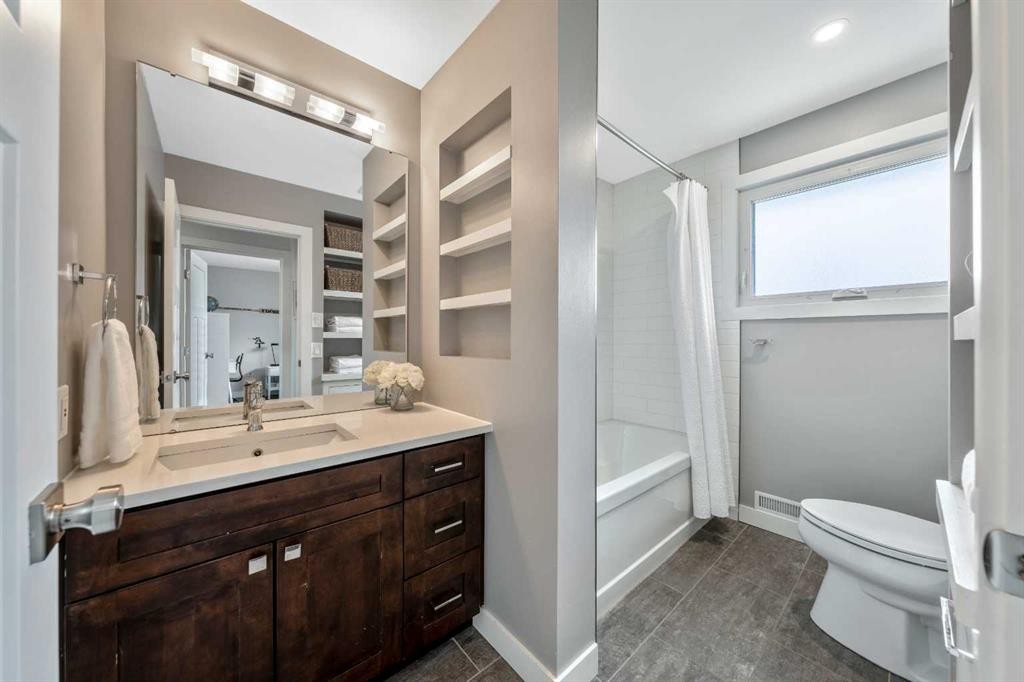 6007 34 Street Sw, Calgary, AB - Indoor Photo Showing Bathroom
