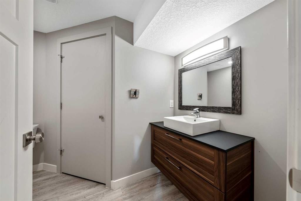 6007 34 Street Sw, Calgary, AB - Indoor Photo Showing Bathroom