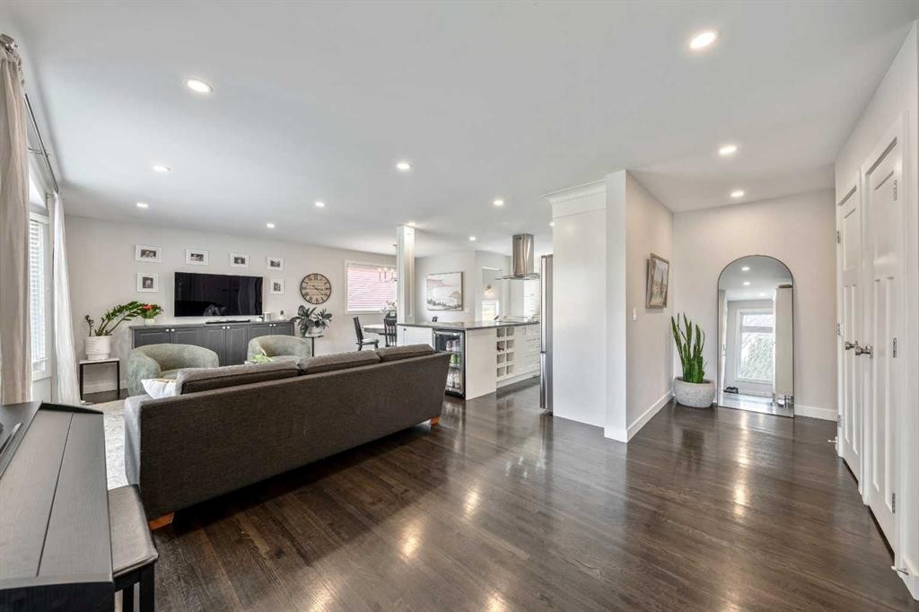 6007 34 Street Sw, Calgary, AB - Indoor Photo Showing Living Room