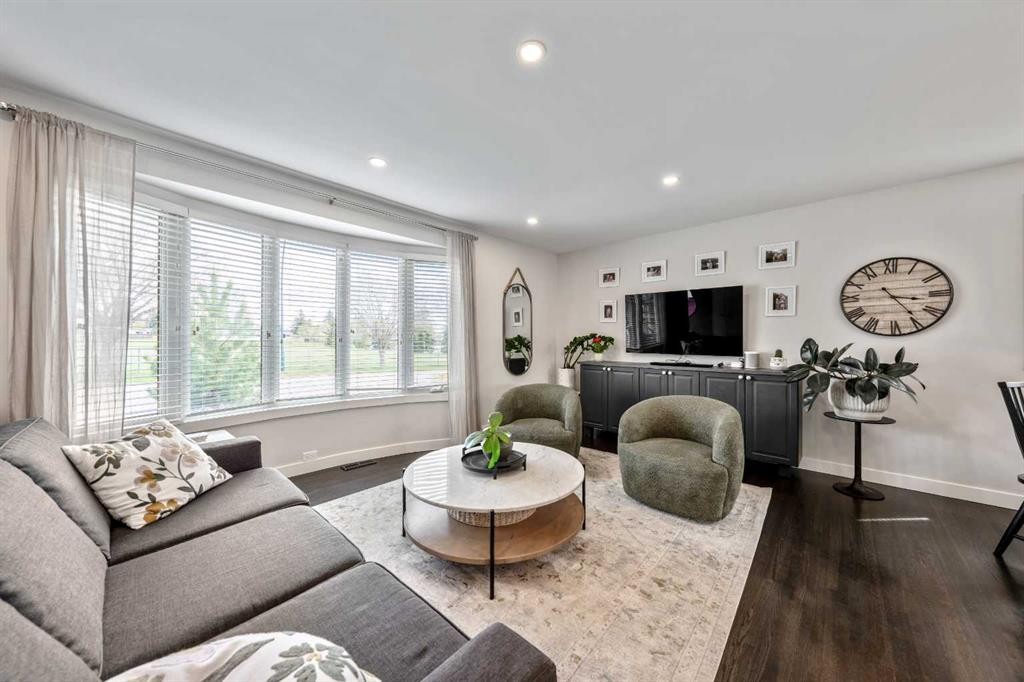 6007 34 Street Sw, Calgary, AB - Indoor Photo Showing Living Room