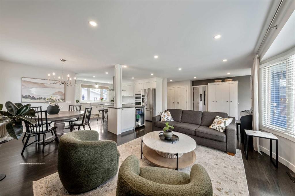 6007 34 Street Sw, Calgary, AB - Indoor Photo Showing Living Room