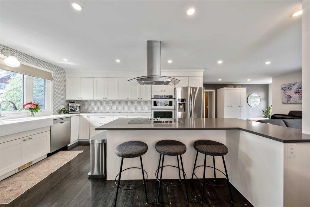 6007 34 Street Sw, Calgary, AB - Indoor Photo Showing Kitchen With Upgraded Kitchen