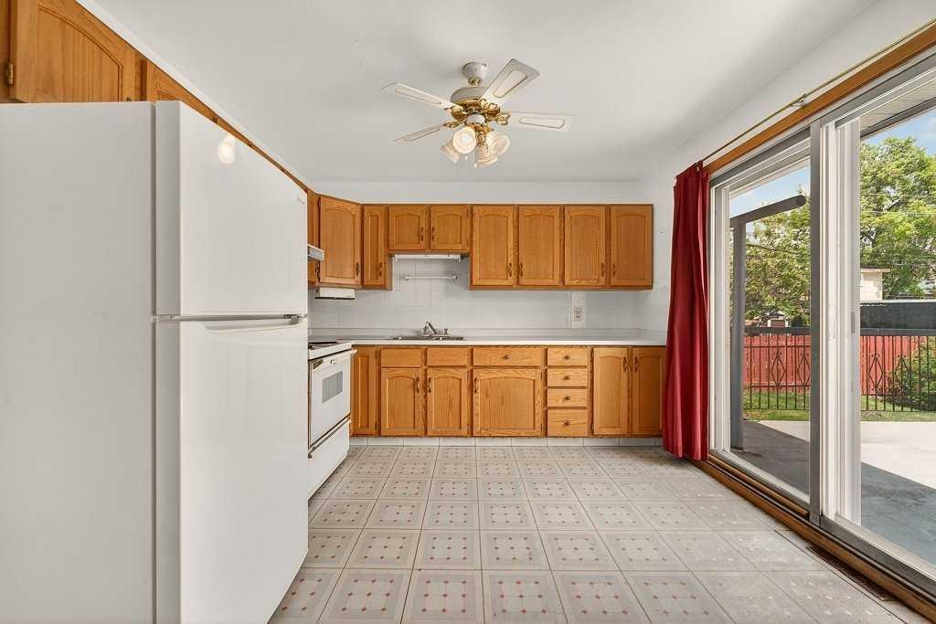 83 Ferncliff Crescent Se, Calgary, AB - Indoor Photo Showing Kitchen With Double Sink