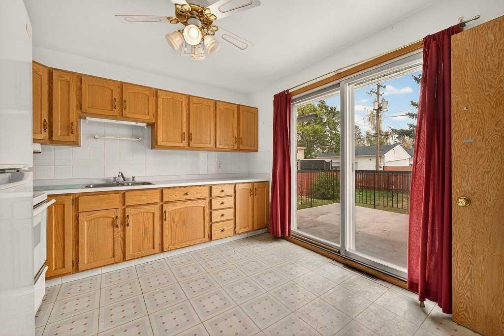 83 Ferncliff Crescent Se, Calgary, AB - Indoor Photo Showing Kitchen With Double Sink