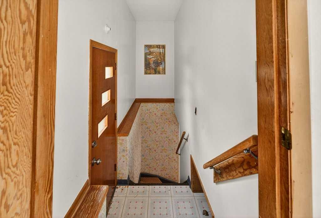 83 Ferncliff Crescent Se, Calgary, AB - Indoor Photo Showing Other Room