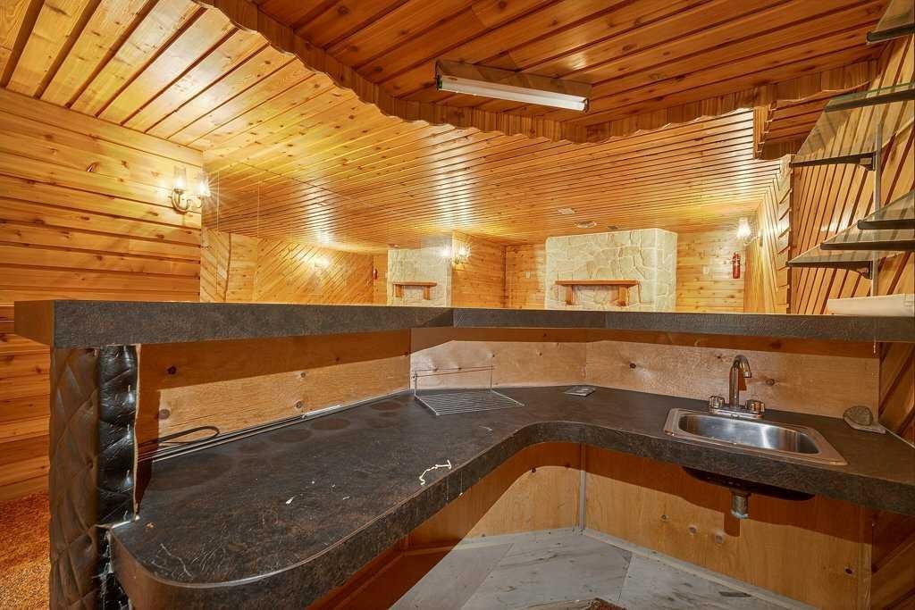 83 Ferncliff Crescent Se, Calgary, AB - Indoor Photo Showing Kitchen