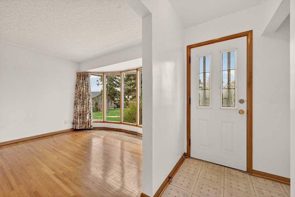 83 Ferncliff Crescent Se, Calgary, AB - Indoor Photo Showing Other Room