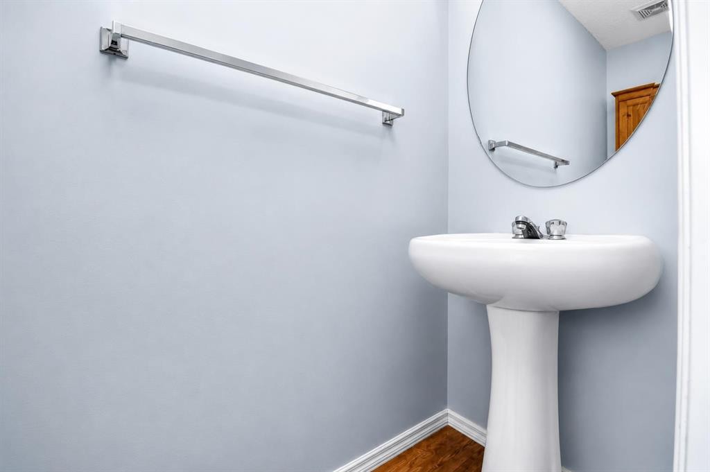 168 Prestwick Heights Se, Calgary, AB - Indoor Photo Showing Bathroom
