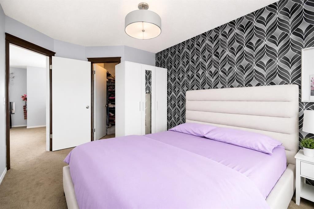 168 Prestwick Heights Se, Calgary, AB - Indoor Photo Showing Bedroom