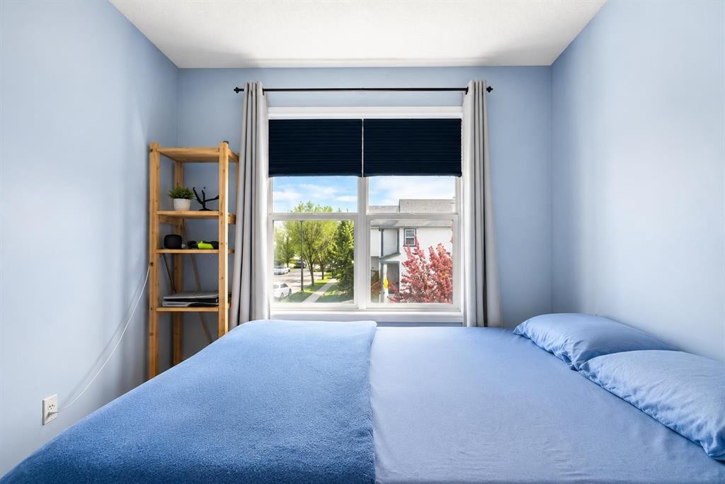 168 Prestwick Heights Se, Calgary, AB - Indoor Photo Showing Bedroom