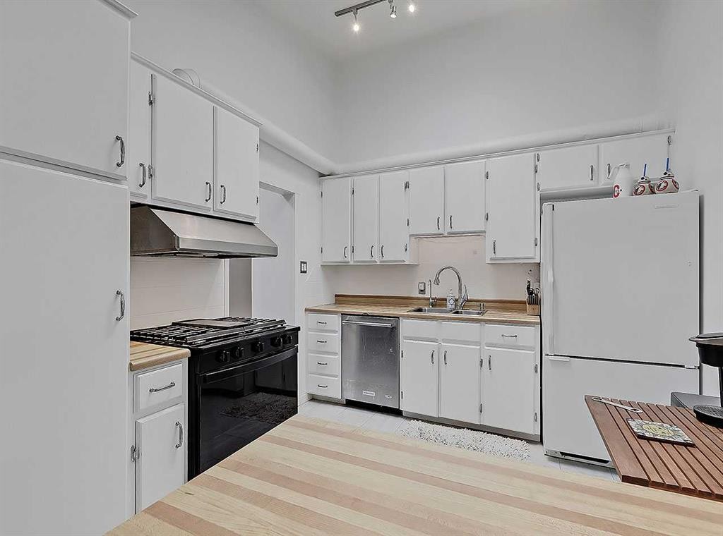 247 Simons Road Nw, Calgary, AB - Indoor Photo Showing Kitchen With Double Sink