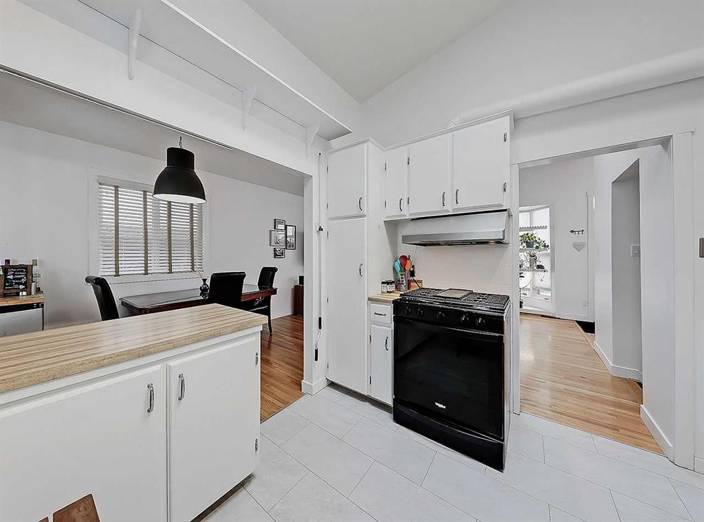247 Simons Road Nw, Calgary, AB - Indoor Photo Showing Kitchen