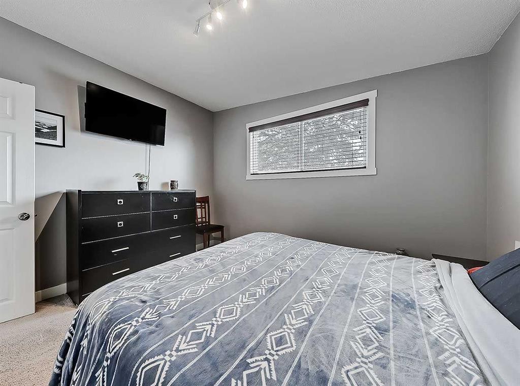 247 Simons Road Nw, Calgary, AB - Indoor Photo Showing Bedroom