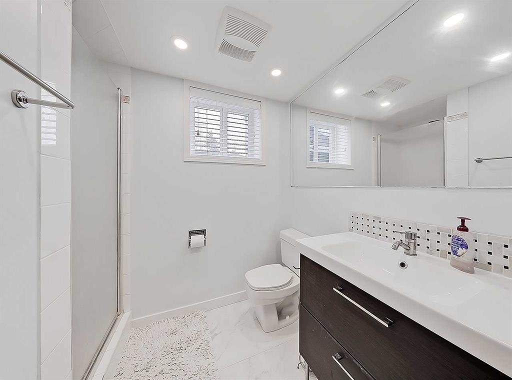 247 Simons Road Nw, Calgary, AB - Indoor Photo Showing Bathroom