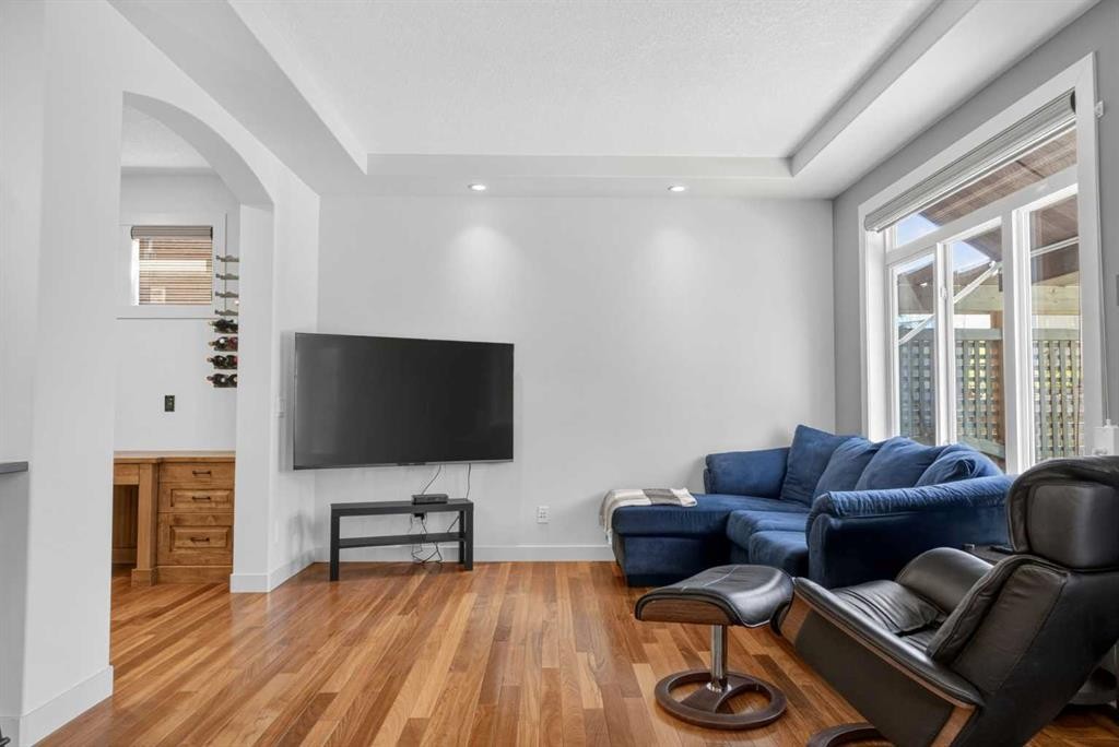 30 Cranarch Circle Se, Calgary, AB - Indoor Photo Showing Living Room