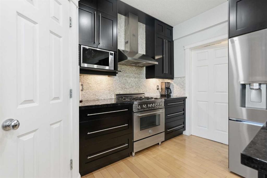 130 Garrison Square Sw, Calgary, AB - Indoor Photo Showing Kitchen