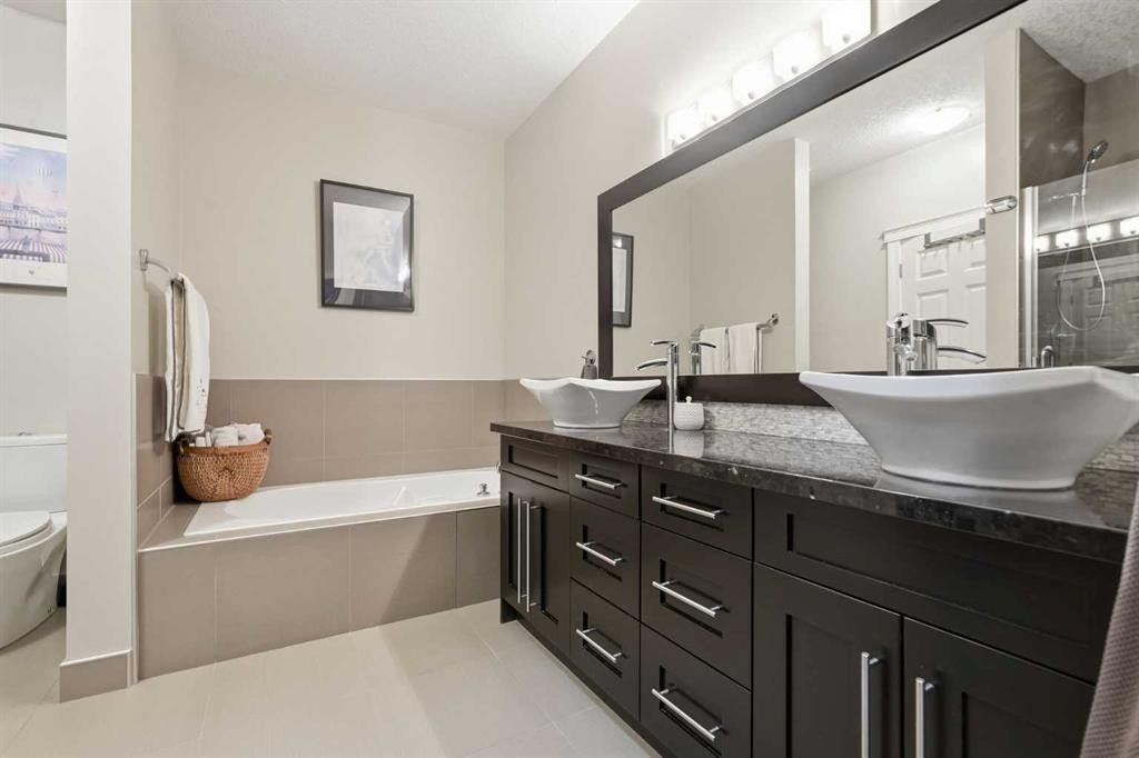 130 Garrison Square Sw, Calgary, AB - Indoor Photo Showing Bathroom