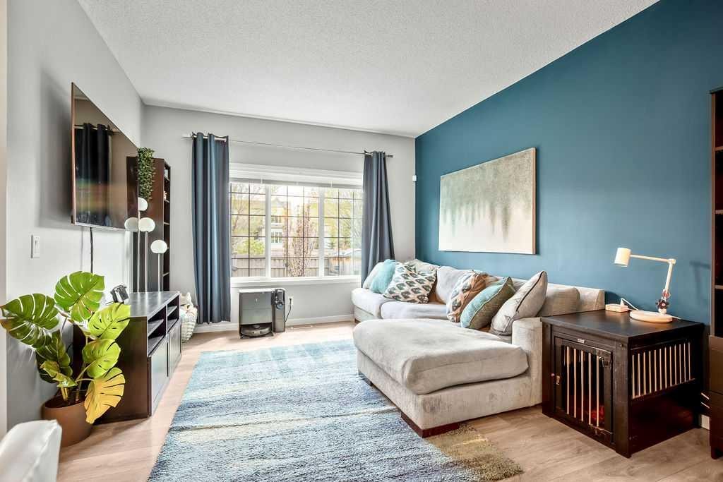 219 Mahogany Grove Se, Calgary, AB - Indoor Photo Showing Living Room