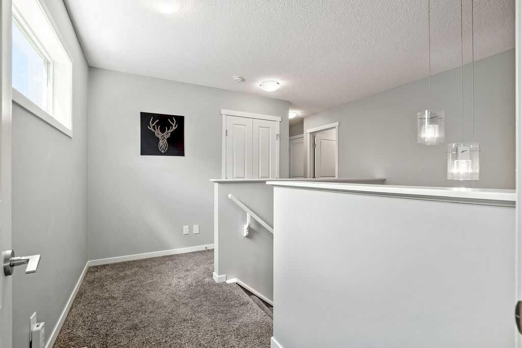 219 Mahogany Grove Se, Calgary, AB - Indoor Photo Showing Other Room