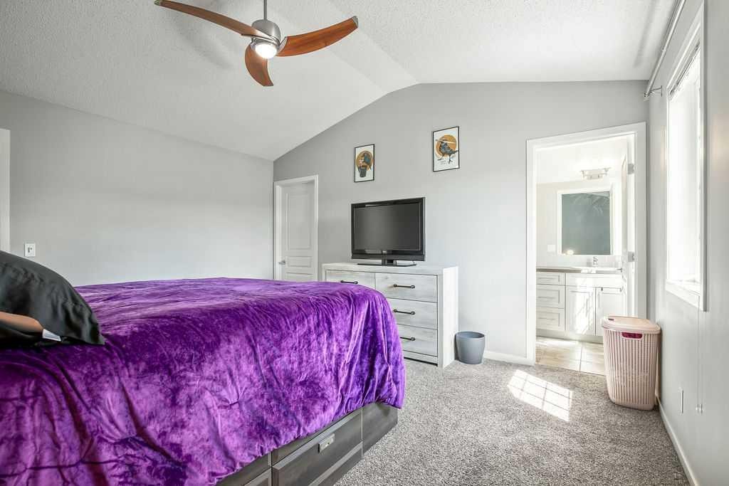 219 Mahogany Grove Se, Calgary, AB - Indoor Photo Showing Bedroom