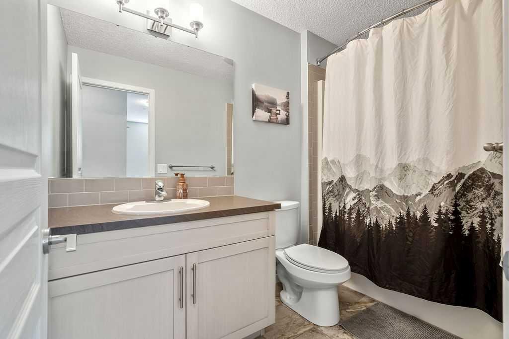 219 Mahogany Grove Se, Calgary, AB - Indoor Photo Showing Bathroom