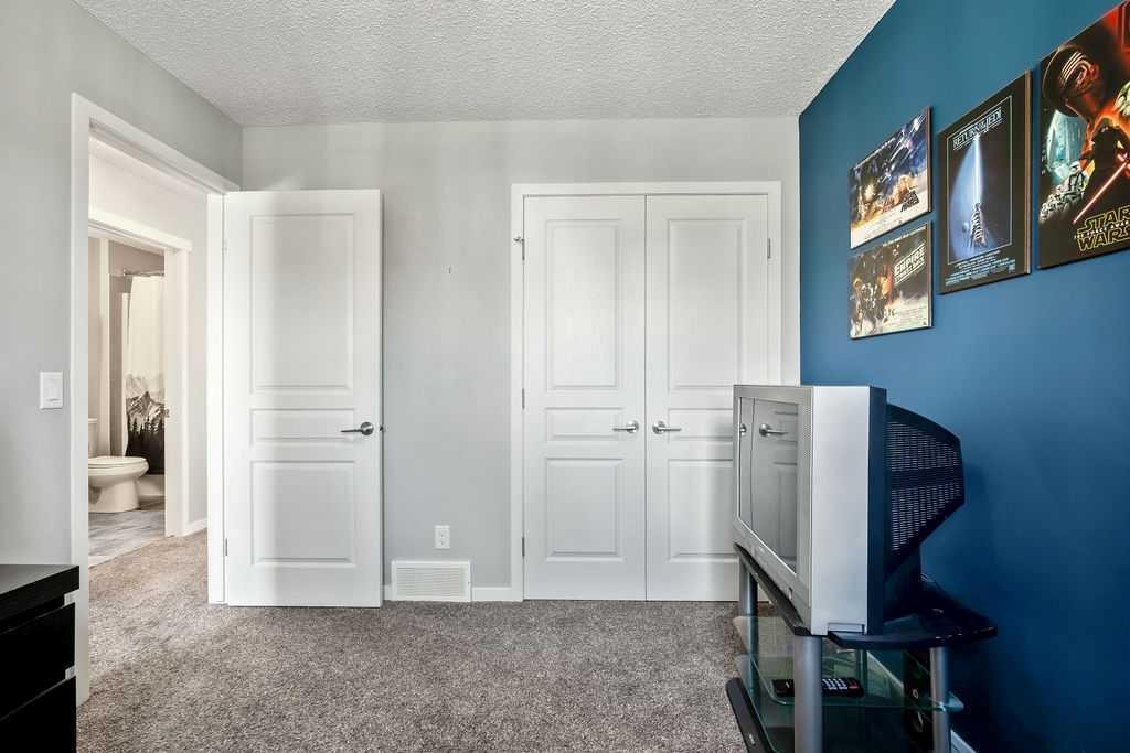 219 Mahogany Grove Se, Calgary, AB - Indoor Photo Showing Other Room