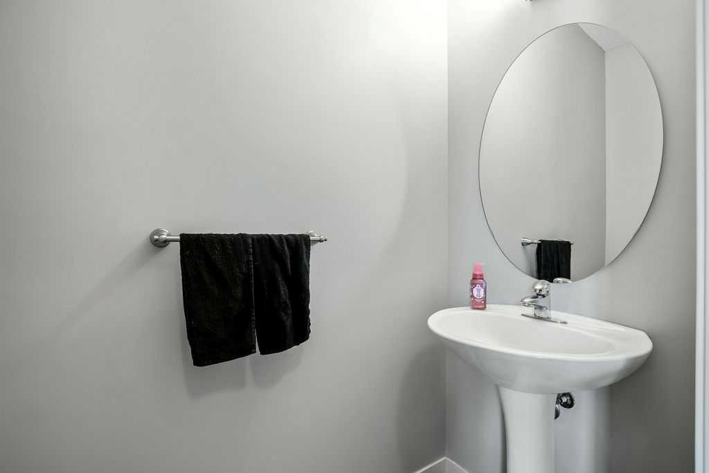 219 Mahogany Grove Se, Calgary, AB - Indoor Photo Showing Bathroom