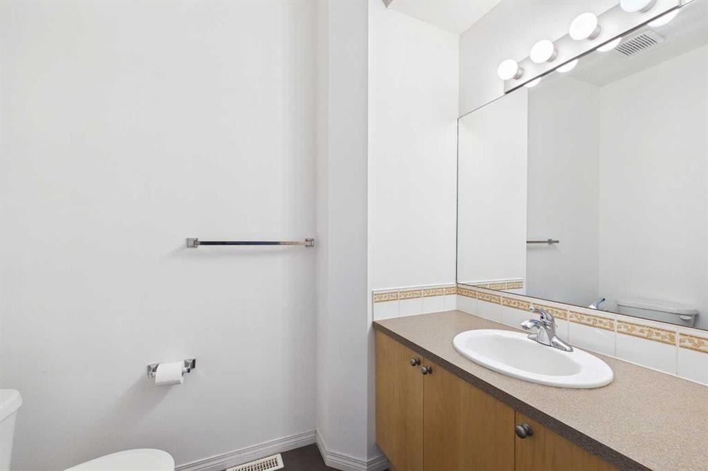144 Simcoe Place Sw, Calgary, AB - Indoor Photo Showing Bathroom