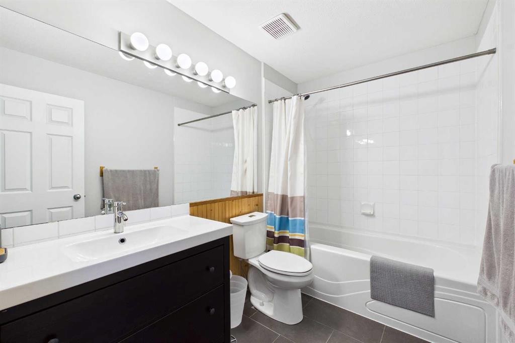 144 Simcoe Place Sw, Calgary, AB - Indoor Photo Showing Bathroom