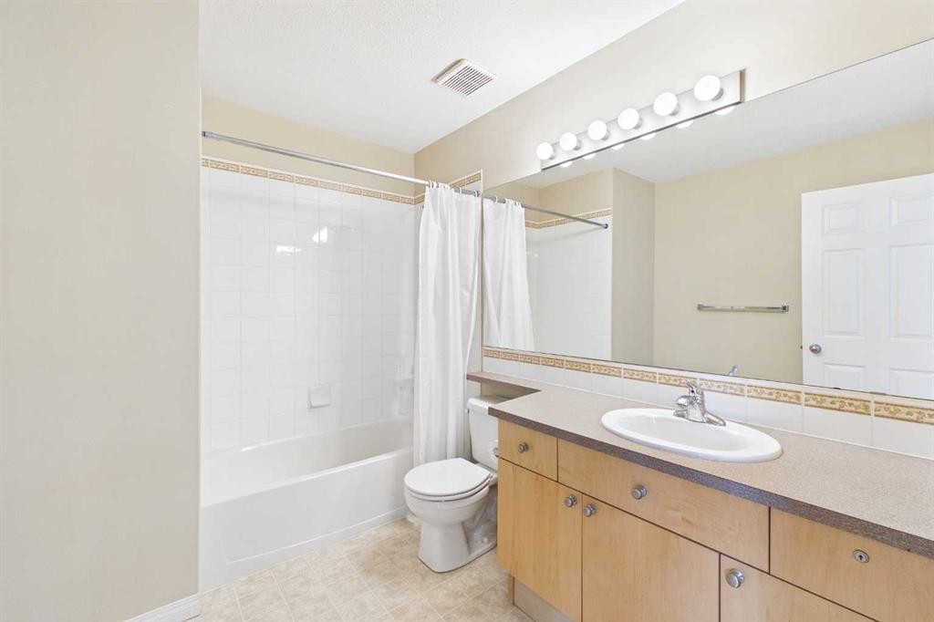 144 Simcoe Place Sw, Calgary, AB - Indoor Photo Showing Bathroom