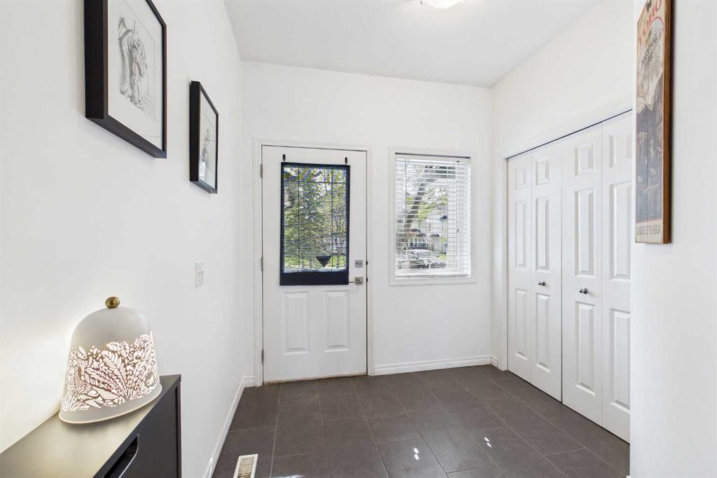 144 Simcoe Place Sw, Calgary, AB - Indoor Photo Showing Other Room