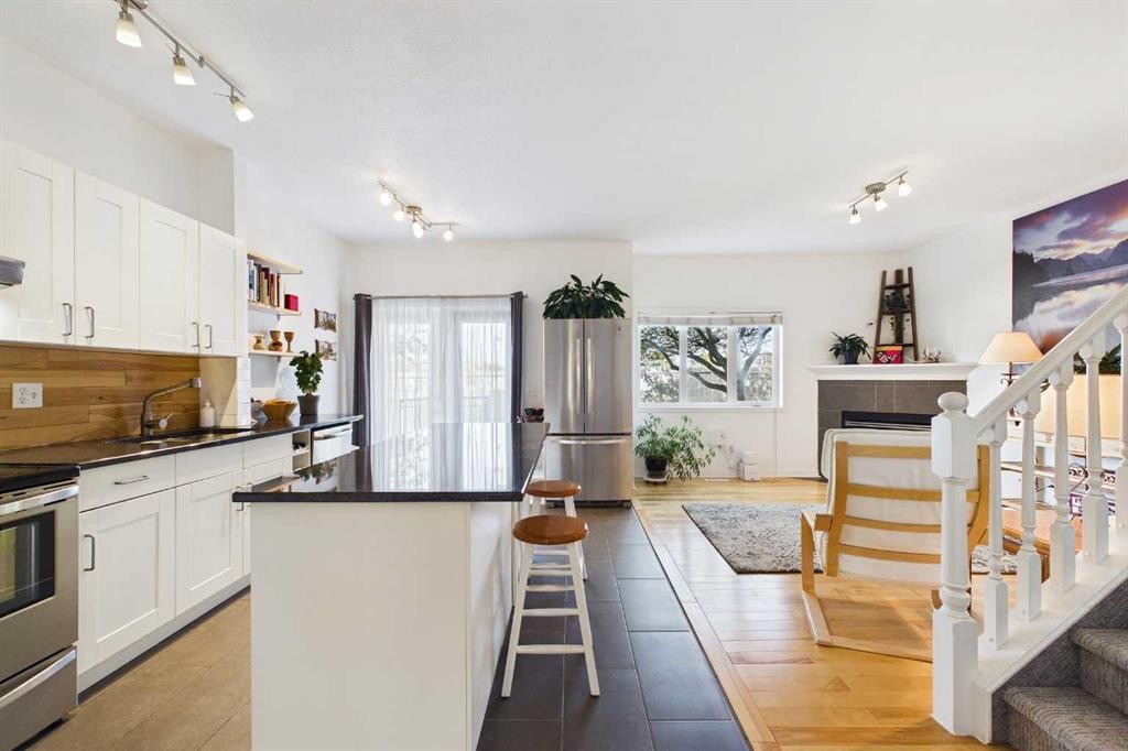 144 Simcoe Place Sw, Calgary, AB - Indoor Photo Showing Kitchen With Upgraded Kitchen