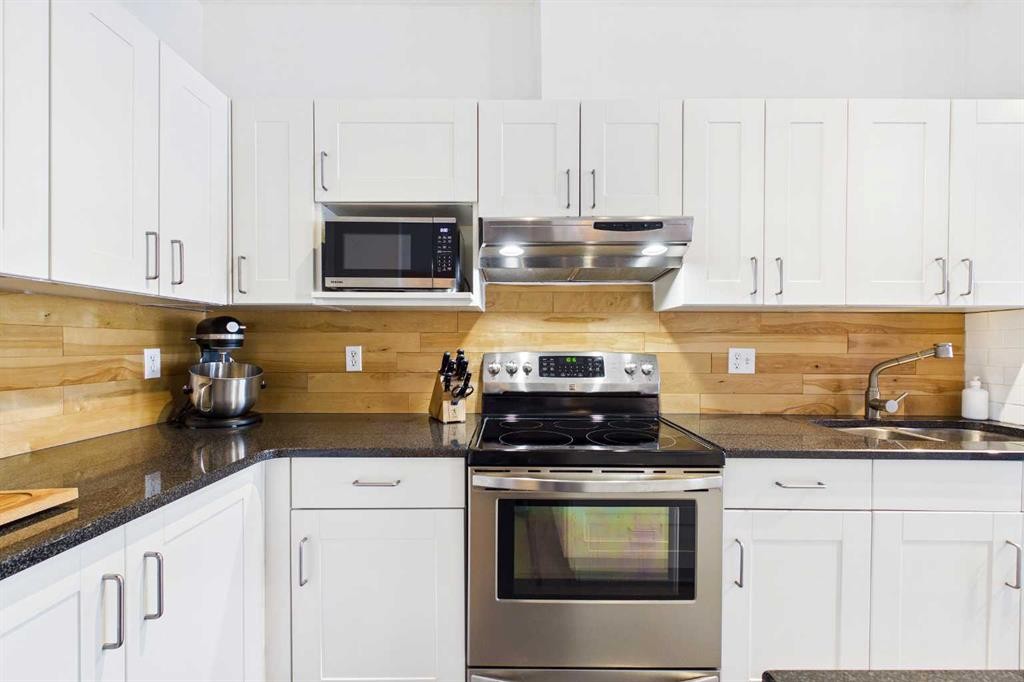 144 Simcoe Place Sw, Calgary, AB - Indoor Photo Showing Kitchen With Double Sink