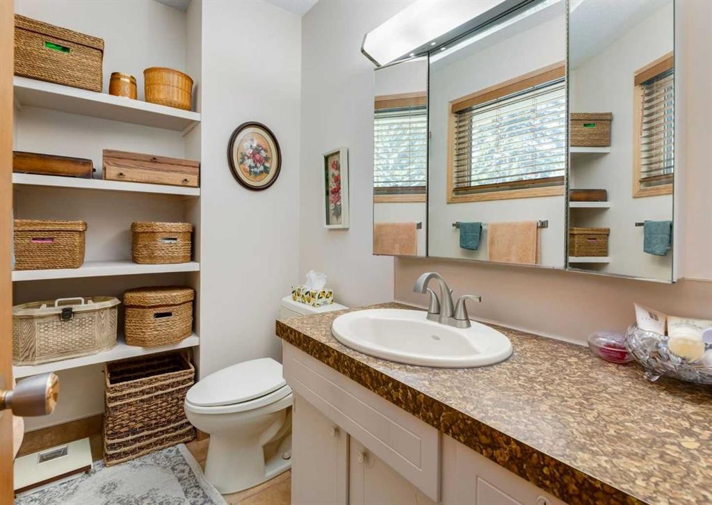 4808 Valiant Drive Nw, Calgary, AB - Indoor Photo Showing Bathroom