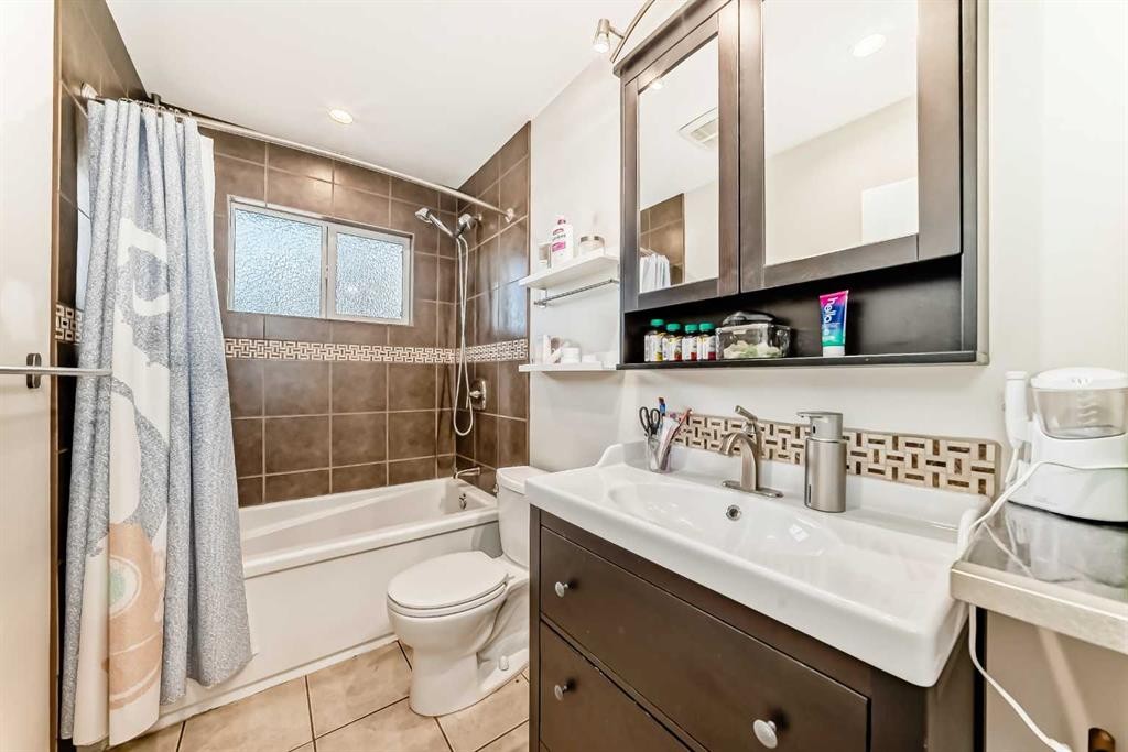 1319 104 Avenue Sw, Calgary, AB - Indoor Photo Showing Bathroom