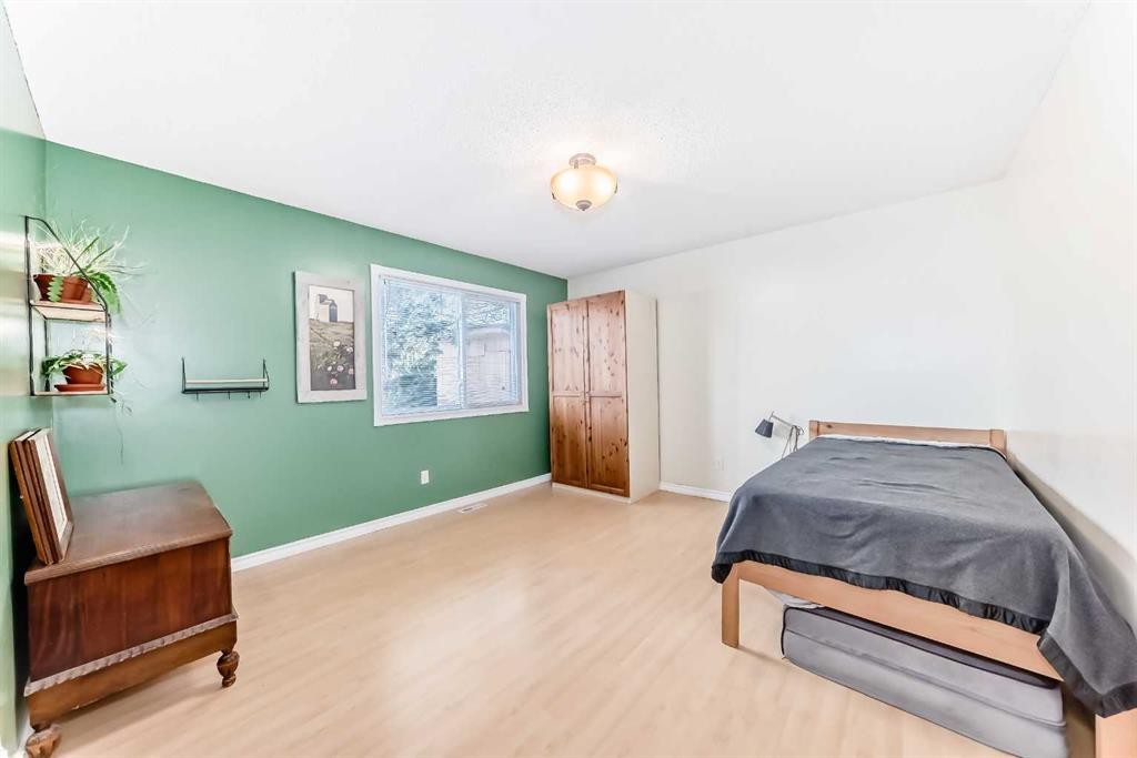 1319 104 Avenue Sw, Calgary, AB - Indoor Photo Showing Bedroom