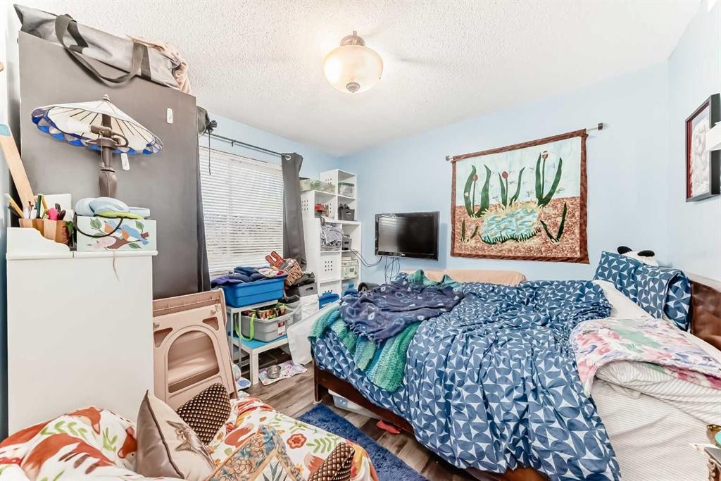 1319 104 Avenue Sw, Calgary, AB - Indoor Photo Showing Bedroom